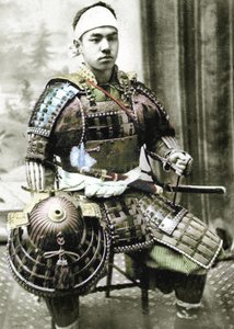 Samurai fra det gamle Japan bevæbnet med fuld kropsrustning, ca. 1880 (håndkoloreret albumenfoto)